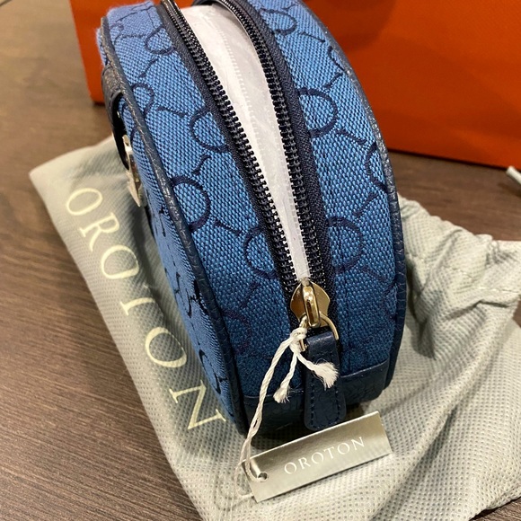 Oroton Small Beauty Case in Navy - Picture 6 of 6